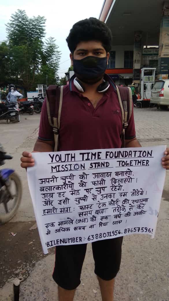 YouthTimeFound2's tweet photo. वह कहते हैं ना की खामोशी इंसान अपनी बात अपने कर्मों से कहता है और वह कर पूरा समाज दिखता है और इसी चीज को अपनाते हुए आज मिशन स्टैंड टुगेदर के 231 वे दिन पर महमूरगंज आकाशवाणी के पास मौन रूप से लोगों को जागरूक करते हुए अपनी मांग सरकार एवं समाज के समक्ष रखीगई @narendramodi @NITIAayog https://t.co/bfdbRIFWVs