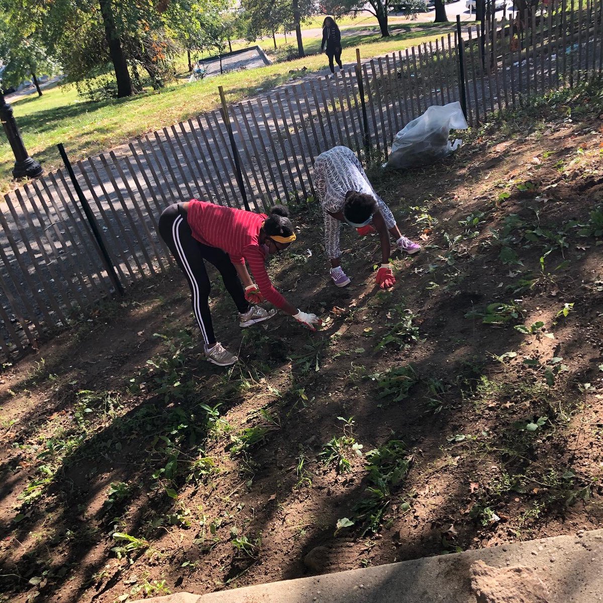 BookreadsS's tweet photo. We “Love Your Block” ! @ Summit Playground 🤝🌺Thankyou @CitizensNYC @NYCService @NYCParks @BookreadsS #amayasbookreads #readitgrowit #loveyourblock #event #volunteers #park #summit #summitave #summitplayground #bronx #highbridge #community #communityleaders #beautify #parks https://t.co/EA1vl7wn1G