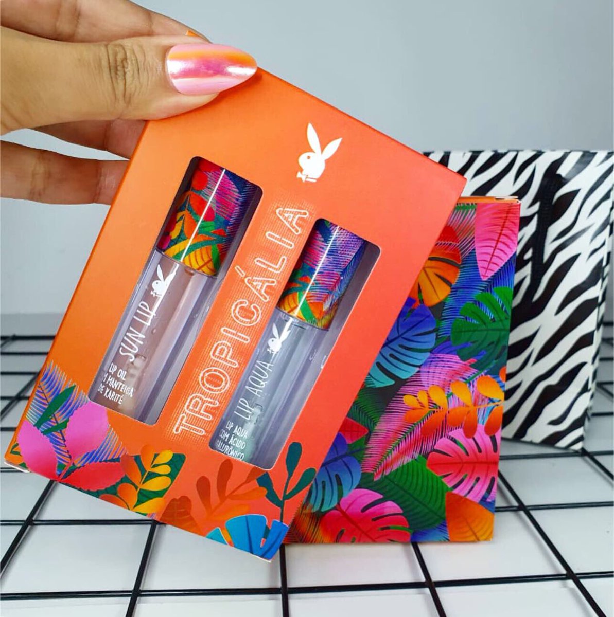 storesweaty's tweet photo. eu ouvi um par de gloss de $20 por $16 em pronta entrega? adquira já o duo gloss coleção tropicália da playboy com ácido hialurônico e manteiga de karité na sua fórmula, deixando seus lábios volumosos e ao mesmo tempo hidratados 🖤 https://t.co/DxD4IyxKof