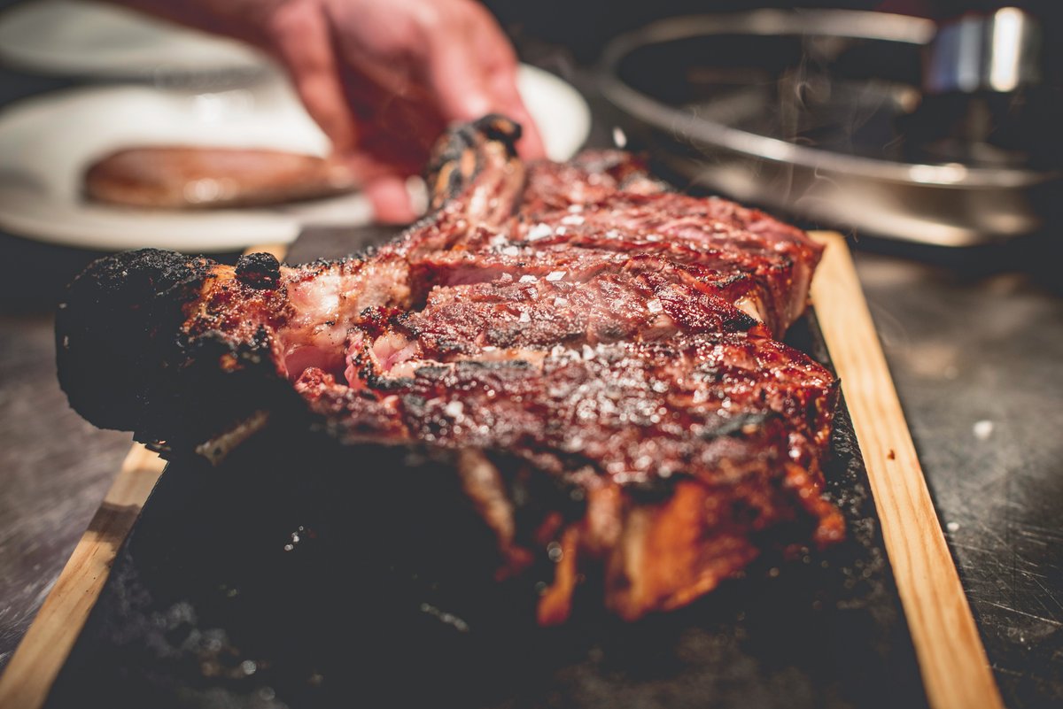What could be better than enjoying a delicious steak with a glass of wine? 🍷 🥩

Tell us your advice!

What wine or drink would you recommend for pairing our meats?