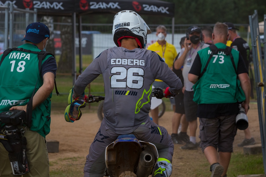 rileyracingmx2's tweet photo. #RileyRacingYamaha #JUMBOSupermarkten #CalControl #YamahaRacing #MotulLubricants #NestaanMX #BetaTools #VanHastenbergRacing  #AlpinestarsMX #HocoParts #CRMCompositi #Braking #Airmousse #MAFI #AGROConsultancy #HinsonRacing #Renthal #HaanWheels #KYBbyTechnicalTouch  #EvaSzabadfi https://t.co/M6iT97h39n