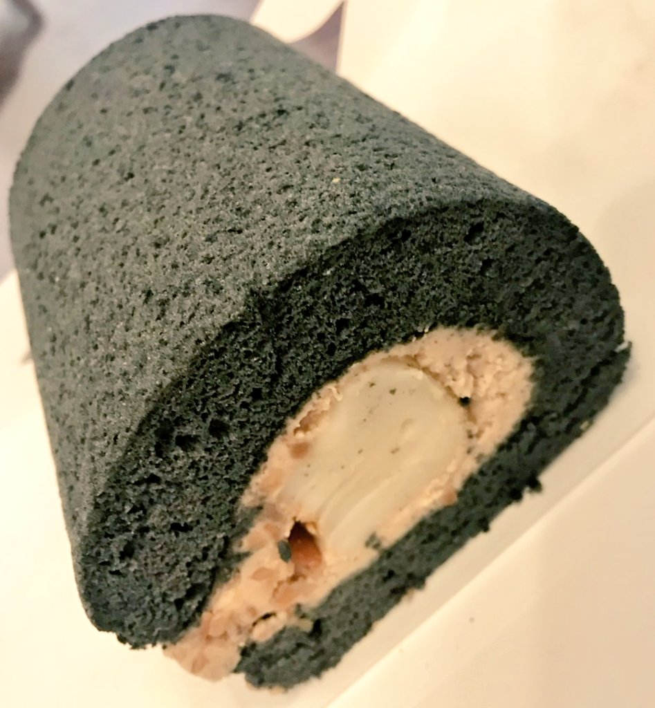 adaw141's tweet photo. Black sesame egg roll with a twist of nutty mochi discovered in an old school bakery called #HappyRoller. You will definitely miss it when you walk pass unless it is your destination.😋
#YellowEconomicCircle https://t.co/3Pa87smTOV