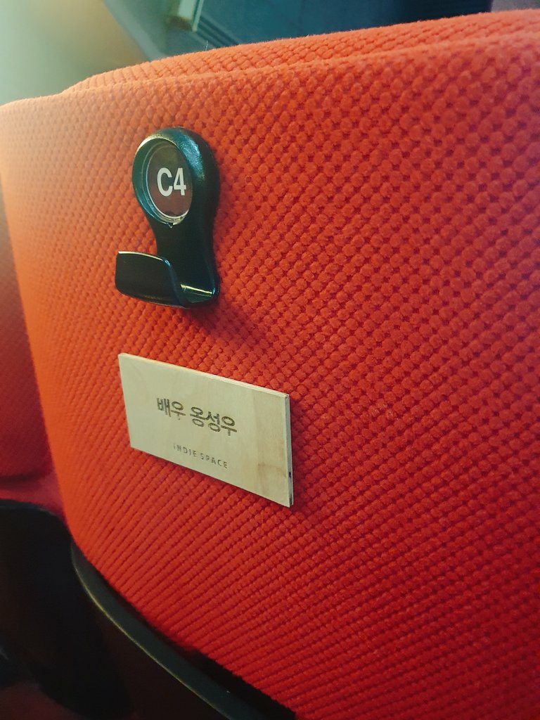 뒷북 업로드
드디어 우리의 나눔자리 실물을 본❣
<a href="/CINE4_ONG/">𝐂𝐢𝐧𝐞𝐦𝐚𝐭𝐢𝐜 𝐋𝐨𝐯𝐞 𝒇𝒐𝒓 𝐎𝐧𝐠 ✨</a>  
배우 옹성우 자리에서 좋은 영화도 관람하고
행복했던 10월의 어느날❤
#Cinematic_Love_for_Ong