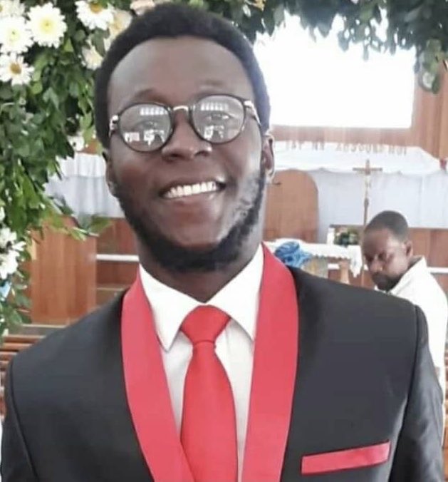 Haïti 🇭🇹 chérie ❤️ Grégory St Hilaire 🙏est tombé sous les balles assassines de l’USGPN vendredi dans l’enceinte même des locaux de l’ENS. Je ne comprends pas le silence🤦🏻du Président <a href="/moisejovenel/">Président Jovenel Moïse</a> et du PM <a href="/JoutheJoseph/">Joseph Jouthe</a> ☹️Peuplement parlant c’est l’indifférence la plus totale 💙