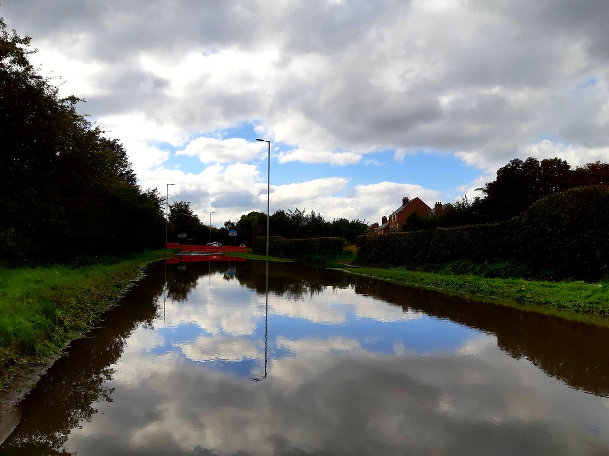 snapandgo222's tweet photo. This is Sefton lane #Maghull, its closed to vehicles but no diversion signs, #RoadClosure #Sefton #flooding #weather #RiverAlt @StormHour #ThePhotoHour @The_PhotoBattle https://t.co/JTnZGPLXud