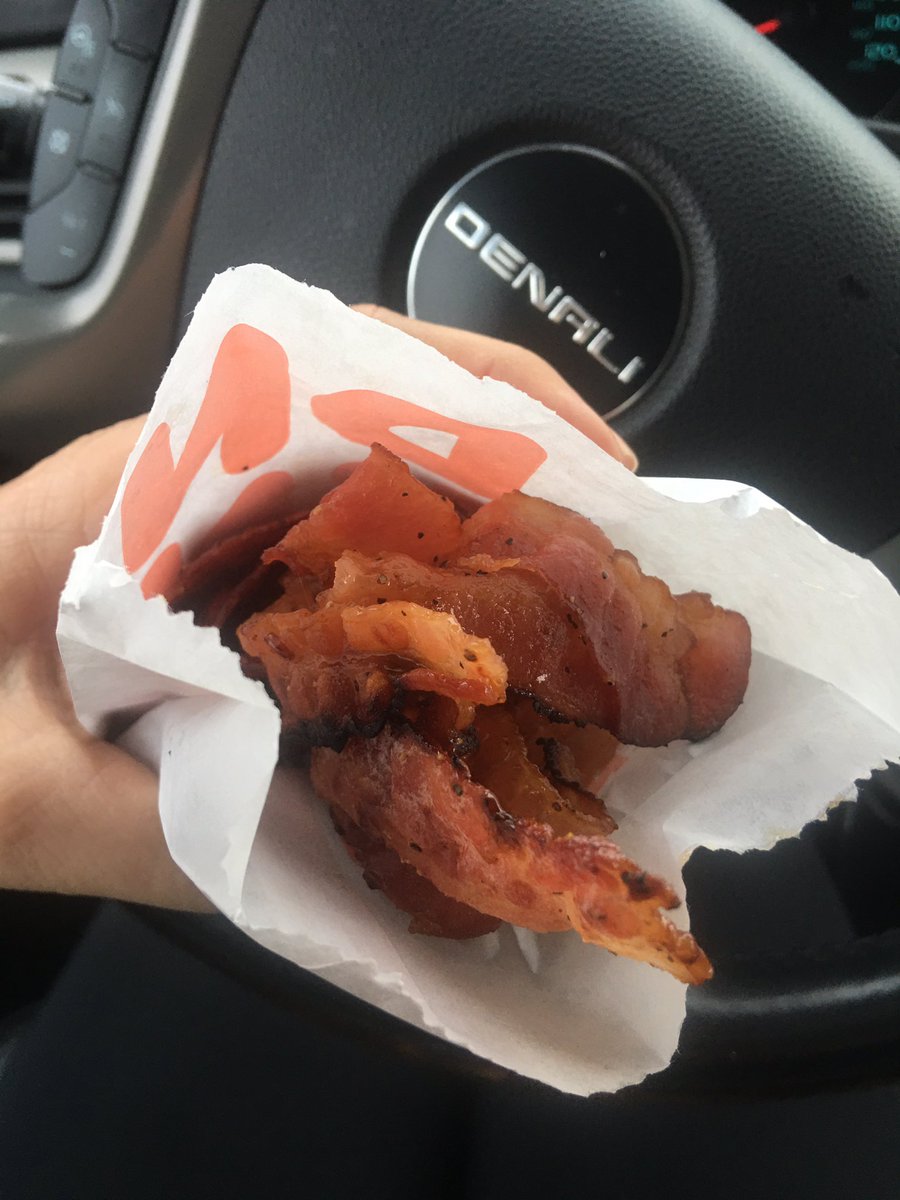 LisaPierce__'s tweet photo. My day just got better! #Baconsnack π @dunkindonuts #SundayFunday https://t.co/avoUyBmEuZ