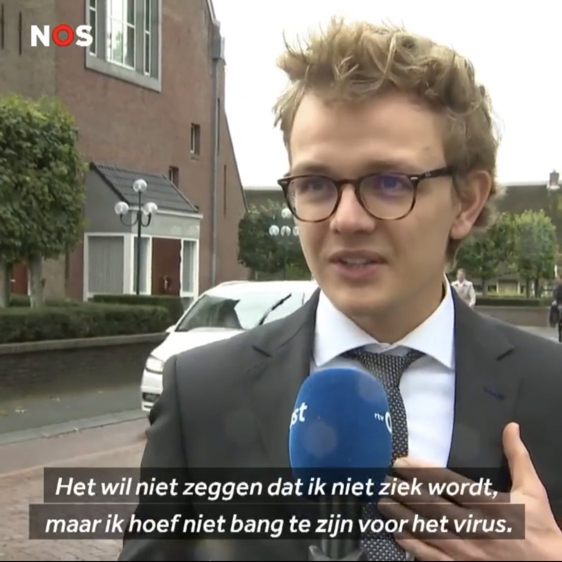 debroervanroos's tweet photo. beste god geef deze knakker de kracht en het inzicht om te beseffen dat EEN VIRUS BESMETTELIJK IS. ALS HIJ NIET BANG IS OM ZIEK TE WORDEN IS DAT FIJN, MAAR MISSCHIEN WIL ZIJN BUURVROUW VAN 84 NOG NIET DOOD. bedankt. amen. https://t.co/Endkg0ERwP