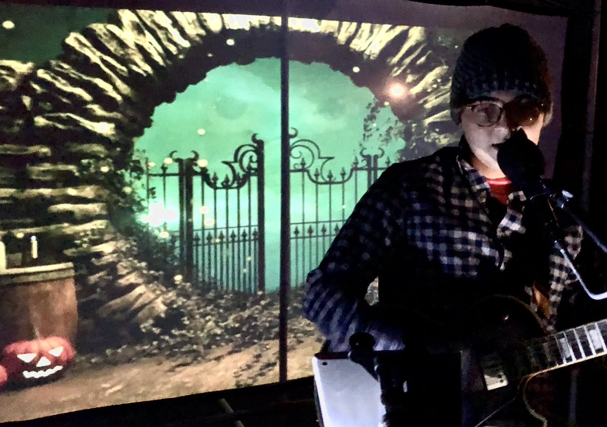WhatWillJackSay's tweet photo. I love playing music for a crowd. I was fortunate enough to play at a great outdoor party last night!!  Music and friends are great for your soul!!! https://t.co/RsGDITIrB3
