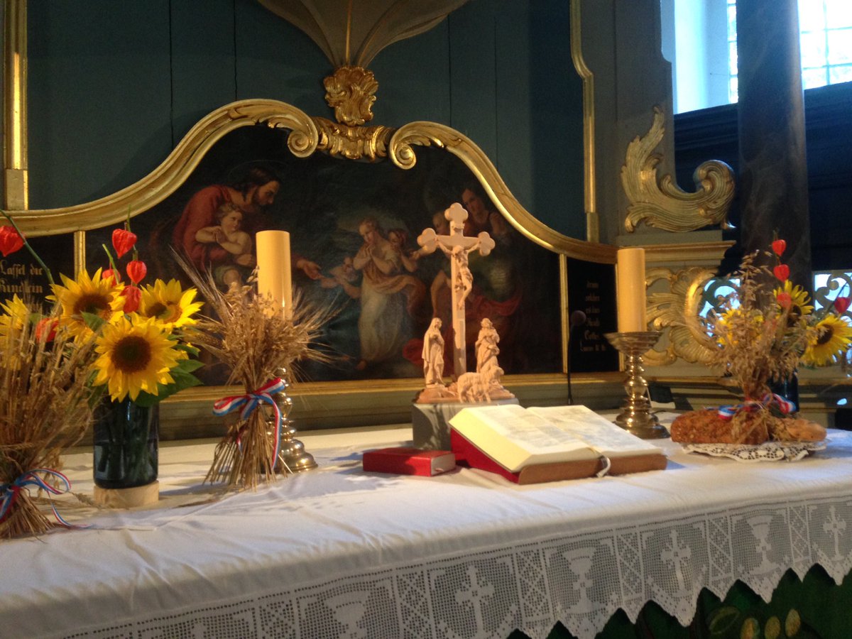Oekumene_KKRM's tweet photo. Erntedank in den #Moordörfern und Bläserklang vor dem Gottesdienst in #Breitenberg.
Aus sieben Brote werden 7000 Körbe voll Brotkrumen. Unser Brot heute soll #Dankbarkeit & #Zuversicht sein. Sie wird auch mehr, wenn man sie teilt und stärkt für den Weg! #dnkgtt https://t.co/eowwkDyFmh