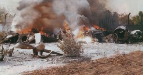 _letraqueur_'s tweet photo. Le 09 février 1992, un pilote d'avion de ligne (affrété par Air Sénégal), confond l'entrée d'un hôtel avec la piste d'atterrissage à Cap Skirring, au Sénégal.

Bilan : 30 morts sur 56 passagers.

Le pilote était sourd, myope, ivre et interdit de vol au États-Unis. https://t.co/MVcnnm8SDk
