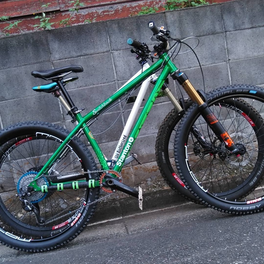Riding_Fishing's tweet photo. リアホイールシャフト合わせでマシンの比較。多分、全長だと10センチ位違う。

今更の650Bだけど、安定感段違いだわ。

#StantonSwitchback #stantonbikes #mtblife #MTB https://t.co/hdMsaxENhf https://t.co/Q0D5ots5Ni