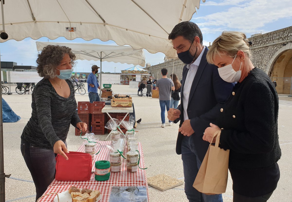 EricPAUGET1's tweet photo. Ce midi c'était promenade et quelques achats au marché Agribio06 sur l'esplanade du Pré aux Pêcheurs à #Antibes. L'occasion de découvrir des produits #bio et locaux.
#marchebio #locavore https://t.co/CZKl1BphA7