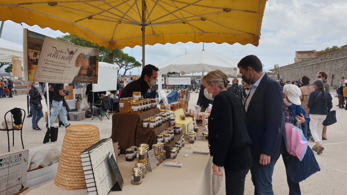 EricPAUGET1's tweet photo. Ce midi c'était promenade et quelques achats au marché Agribio06 sur l'esplanade du Pré aux Pêcheurs à #Antibes. L'occasion de découvrir des produits #bio et locaux.
#marchebio #locavore https://t.co/CZKl1BphA7