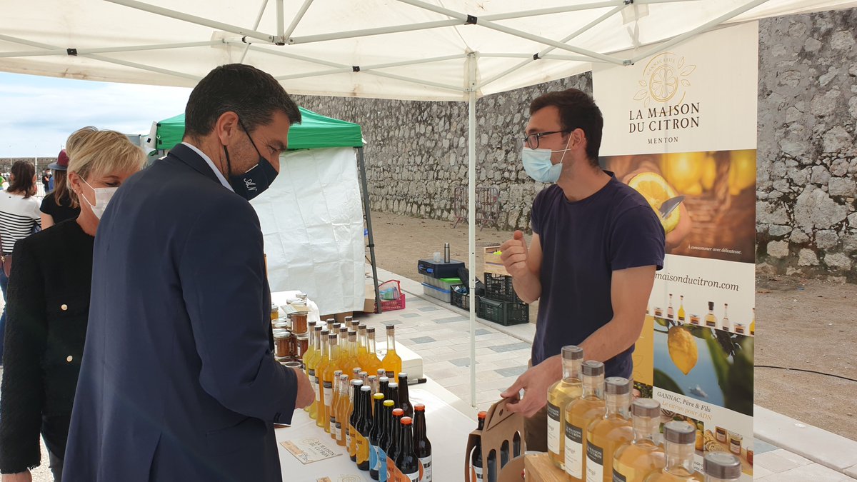 EricPAUGET1's tweet photo. Ce midi c'était promenade et quelques achats au marché Agribio06 sur l'esplanade du Pré aux Pêcheurs à #Antibes. L'occasion de découvrir des produits #bio et locaux.
#marchebio #locavore https://t.co/CZKl1BphA7
