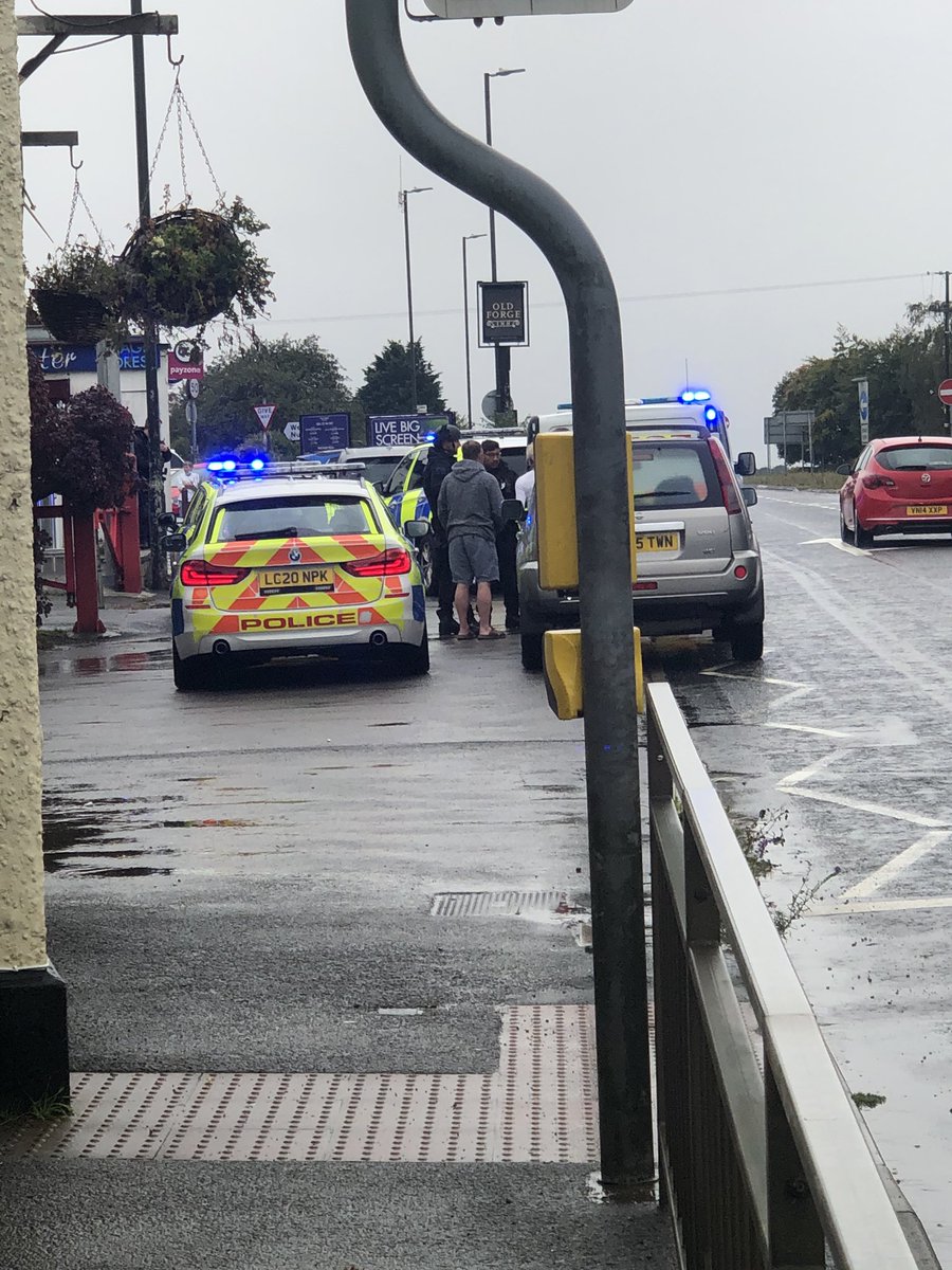 giffyp's tweet photo. Armed response and guns drawn outside the Whitminster inn, scary times! @KenGoodwinITV @LeighBoobyer @GlosLiveOnline https://t.co/mZYhinw3Qp