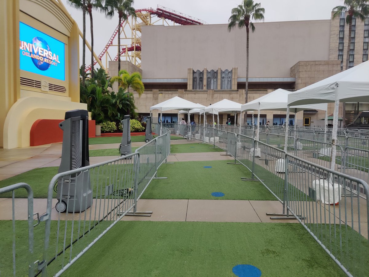 Hockeyman55's tweet photo. Just walked into both houses and was so awesome being able to experience even a scaled back @HorrorNightsORL @DietHHN As soon as a caught the smell of the fog for that moment everything was cool again for that brief moment @UniversalORL https://t.co/KvjFx3hJL4