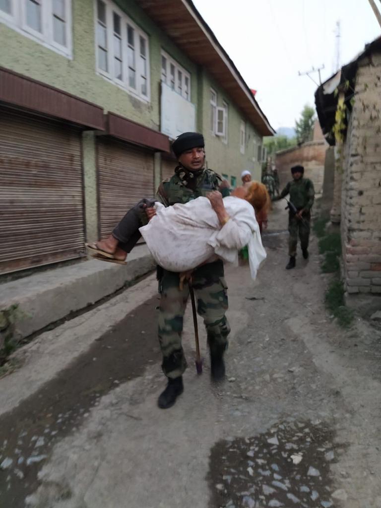 SaqibQashmiri's tweet photo. While the gun fight raged at #Simhoora, #Anantnag on 25 Sep 20, these selfless warriors were busy extricating the old and feeble out of harms way.
Will someone write and retweet for them? Will it Qualify for #Putlizer? (Copied) https://t.co/Nt3KhUsERj