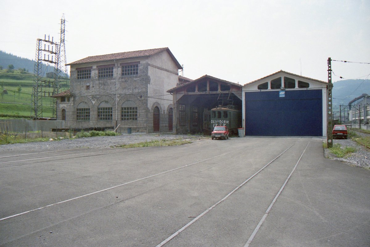 BML_AMVF's tweet photo. Hoy, el Museo Vasco del Ferrocarril de @euskotren cumple su 26 aniversario. Cinco años antes, sus instalaciones esperaban el inicio de las obras de restauración. Zorionak! https://t.co/BVF5nMRKVV