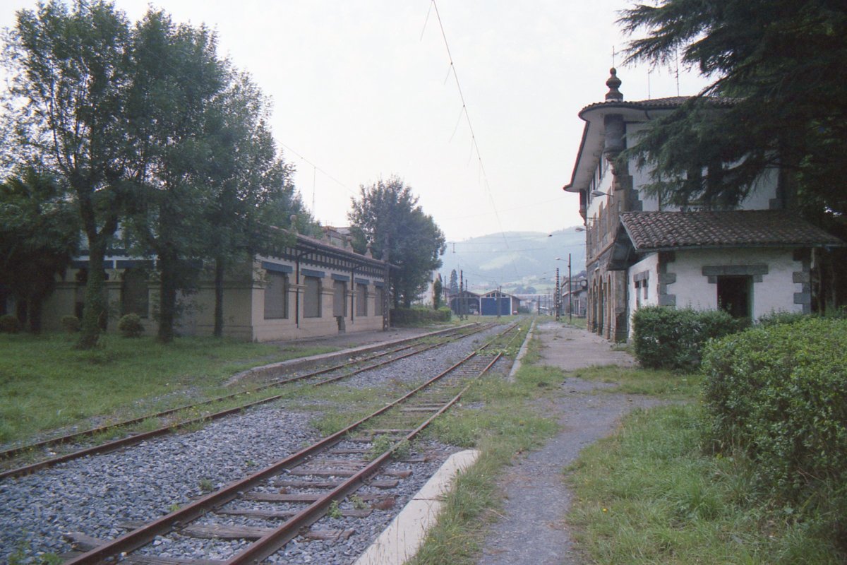 BML_AMVF's tweet photo. Hoy, el Museo Vasco del Ferrocarril de @euskotren cumple su 26 aniversario. Cinco años antes, sus instalaciones esperaban el inicio de las obras de restauración. Zorionak! https://t.co/BVF5nMRKVV
