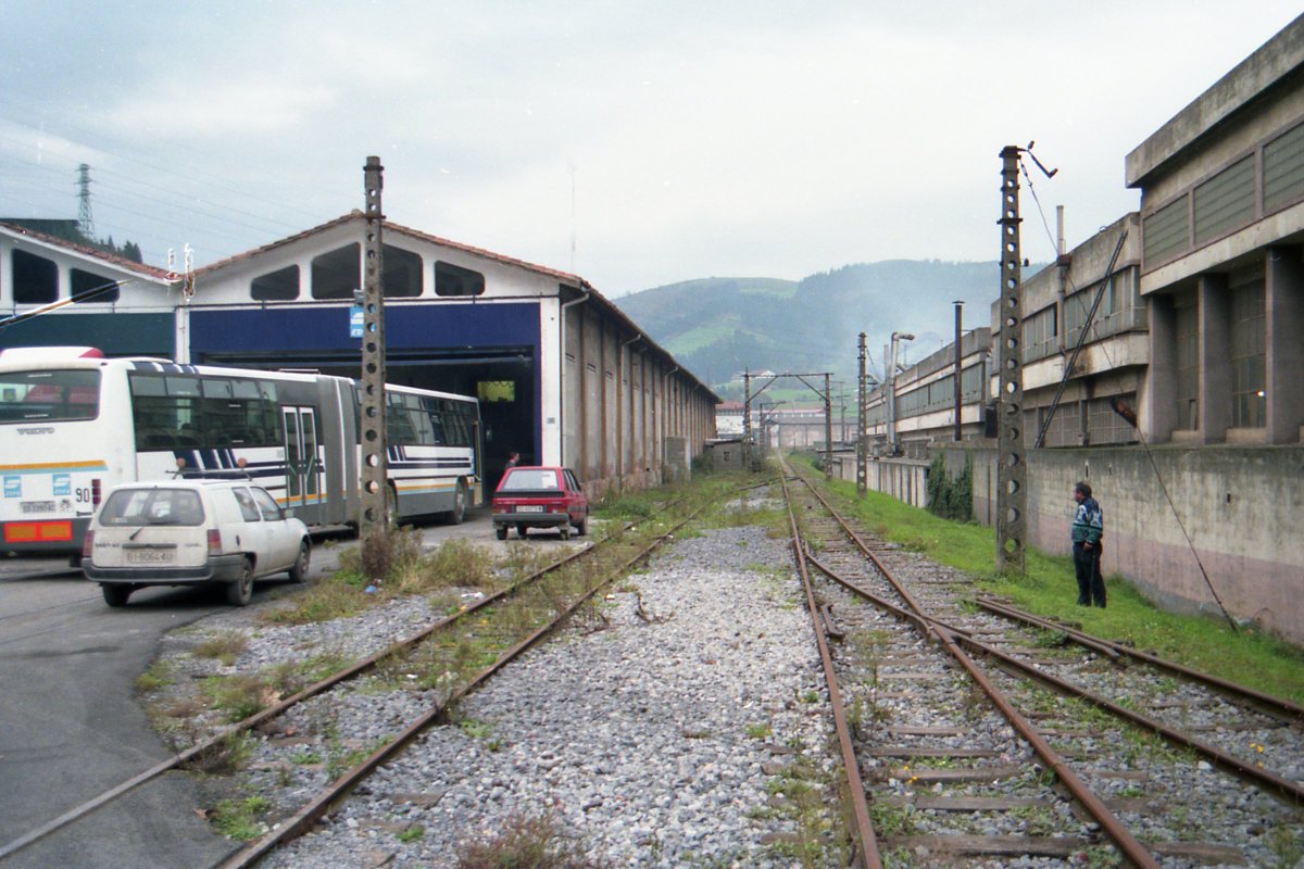BML_AMVF's tweet photo. Hoy, el Museo Vasco del Ferrocarril de @euskotren cumple su 26 aniversario. Cinco años antes, sus instalaciones esperaban el inicio de las obras de restauración. Zorionak! https://t.co/BVF5nMRKVV