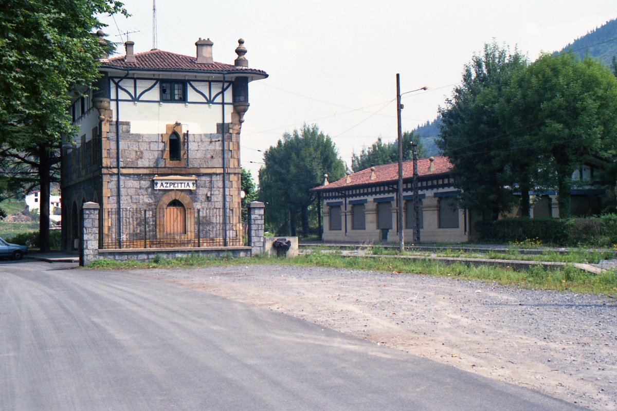 BML_AMVF's tweet photo. Hoy, el Museo Vasco del Ferrocarril de @euskotren cumple su 26 aniversario. Cinco años antes, sus instalaciones esperaban el inicio de las obras de restauración. Zorionak! https://t.co/BVF5nMRKVV