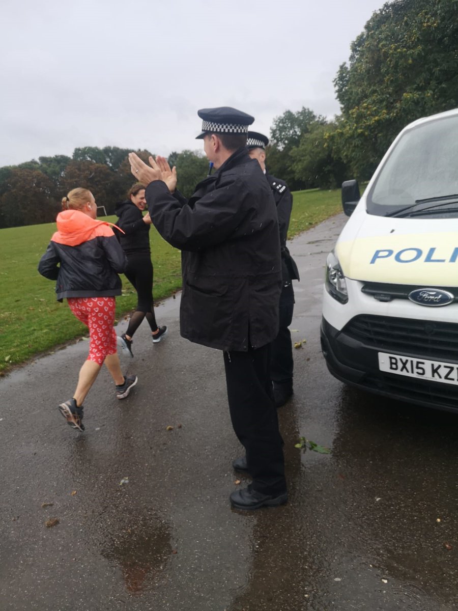 MPSElthampark's tweet photo. Cheering on the virtual marathon runners in Eltham Park South earlier whilst on our patrols. @ElthamCafe https://t.co/9ePg6Bgrxk