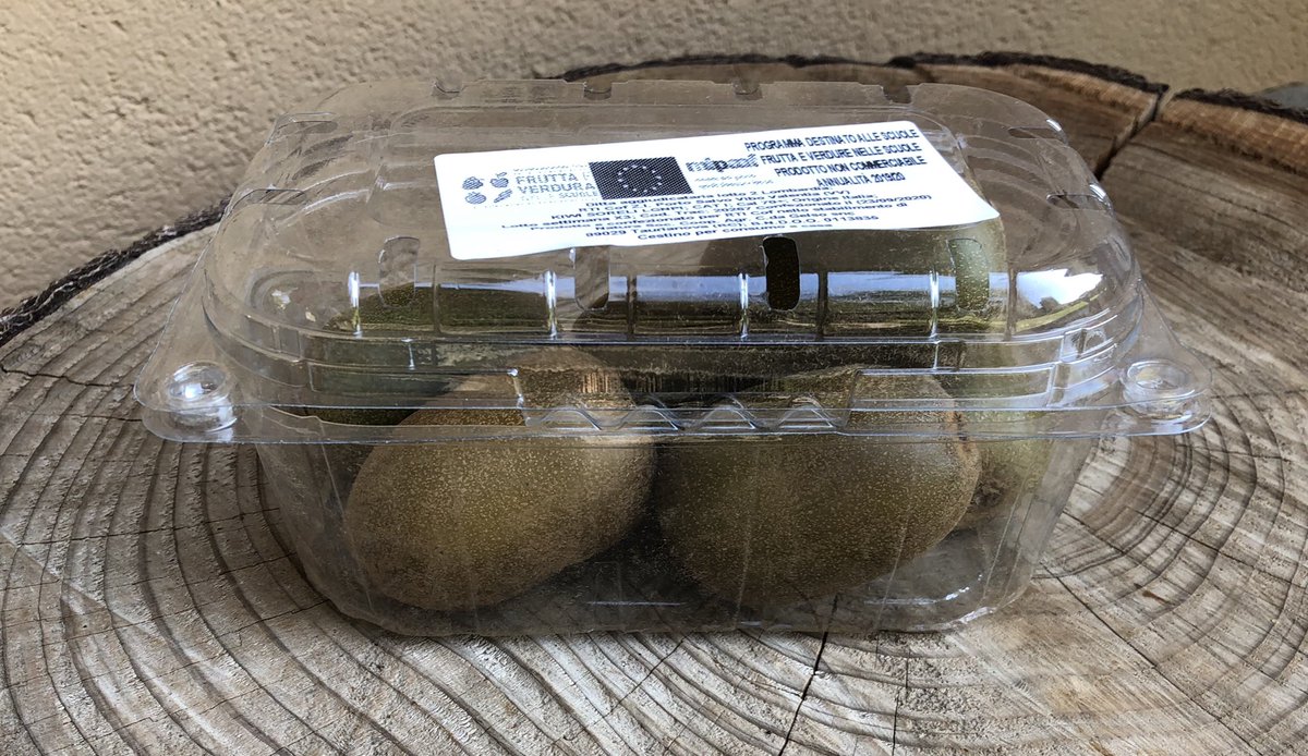 vareseselvatica's tweet photo. Riprende il progetto #fruttanellescuole, promosso da #UE e realizzato nelle scuole italiane da @Mipaaf_ @MinisteroSalute #MinisteroIstruzione 👉 con la frutta arrivano sui banchi anche montagne di plastica e prodotti che arrivano da lontano ⚠️ Succede anche a #Varese https://t.co/L9vKk7PDwa