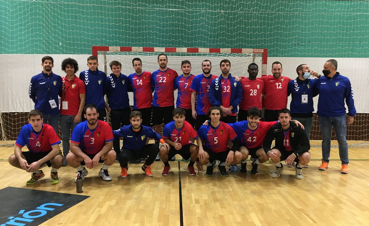 cjhmataro's tweet photo. #1aNacional El Sènior masculí A empata a 26 a la pista del @Chpalau
en el 1r partit després de gairebé 6 mesos, on tot i la igualtat durant gairebé tot el partit, han fet un gran esforç per tal d'aconseguir 1 punt molt valuós fora de casa. Enhorabona i a seguir! #handbol 💪🤾🏼‍♂️🐝 https://t.co/ZZktUGgFeQ