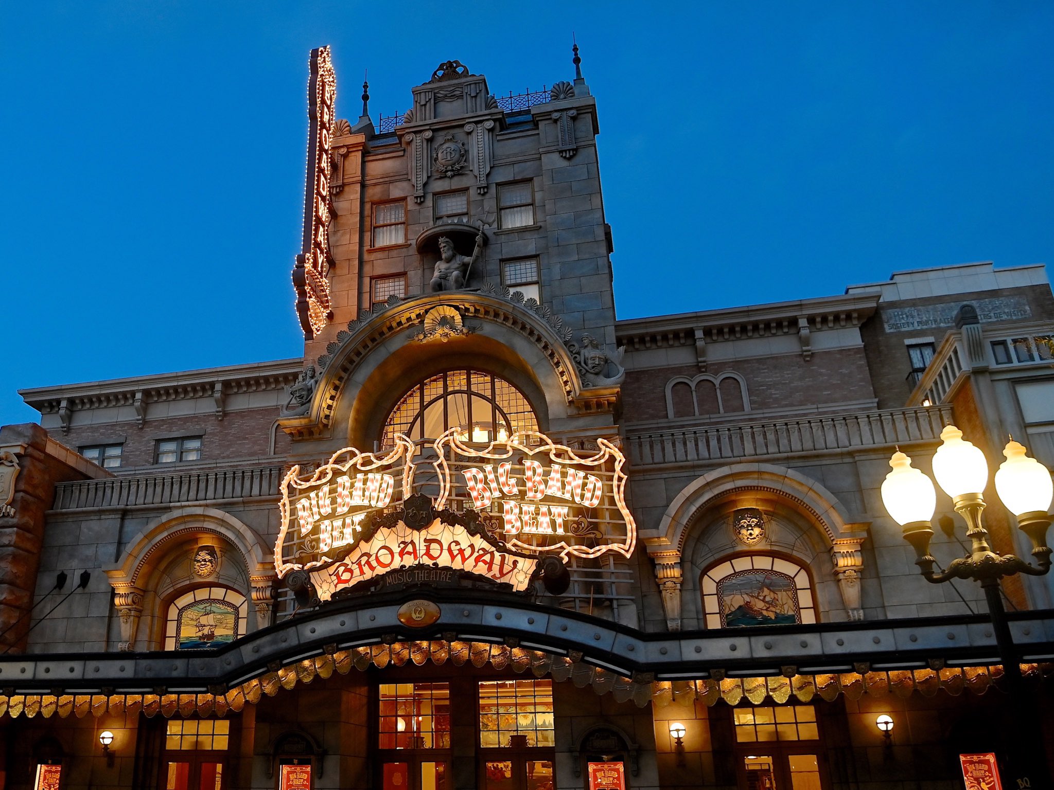 Mezzomikiのディズニーブログ 明日10月5日より 東京ディズニーシー ブロードウェイ ミュージックシアター ドックサイドステージ がキャラクターグリーティングとして運営されます グリーティングには 東京ディズニーリゾート アプリにて