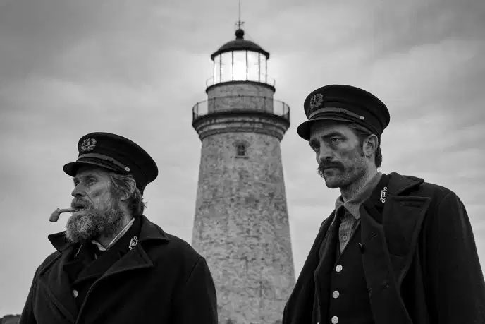 Jour 4/31 | The Lighthouse (2019) de Robert Eggers.Un duo incroyable, Pattinson et Dafoe au sommet, posés dans un environnement lugubre. Encore du Lovecraft à l’écran avec sa dose de folie et de moments malsains. J’en parle plus ici :  https://www.chroniquedisney.fr/fil-10-FO...