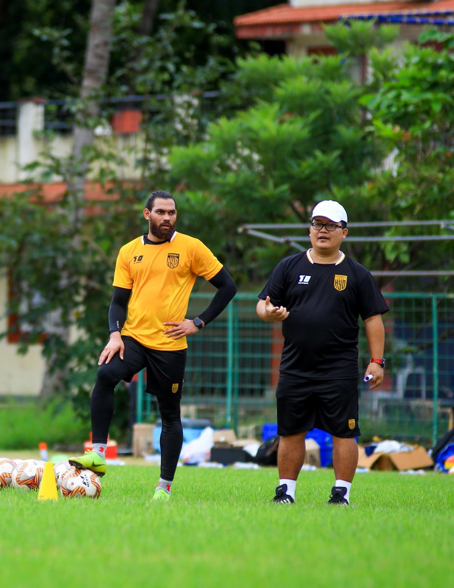 Feels good, doesn't it! 😉 @SingtoThangboi @adilahmedkhan08 #HFCPreseason #HyderabadFC 💪 🟡⚫️