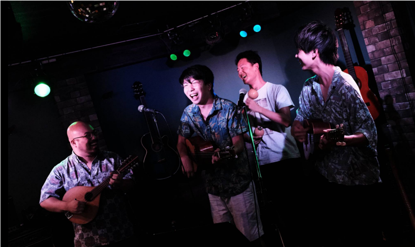 Estudiantina Komaba Ek活動紹介 パランダ Ekではパランダという南米流の宴会 がイベントのあとの恒例になっています みなさんが想像する普通の宴会と違うのは 音楽を常に奏でているという点です 持ち回りで食べ 飲み 演奏し みんなが一つになっ