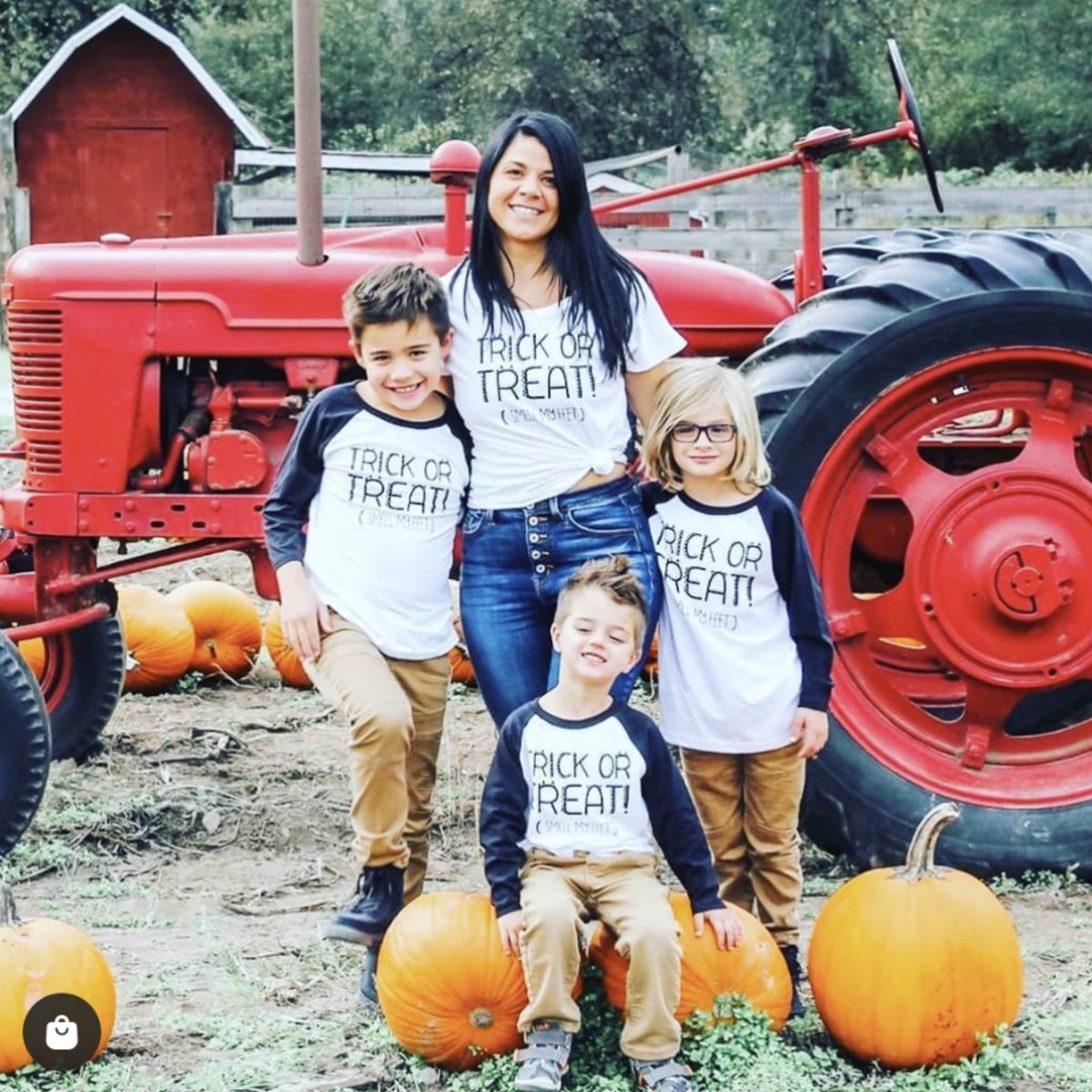 Who loves this season? The costumes, the fall festivals, pumpkin carving, and cooler weather! 🍁🎃
#fallvibes #trickortreat #twinning #familyphotography #halloweentshirt #familytime #pumpkinpatch #kidtime #memoriesforlife #sandilakeclothing