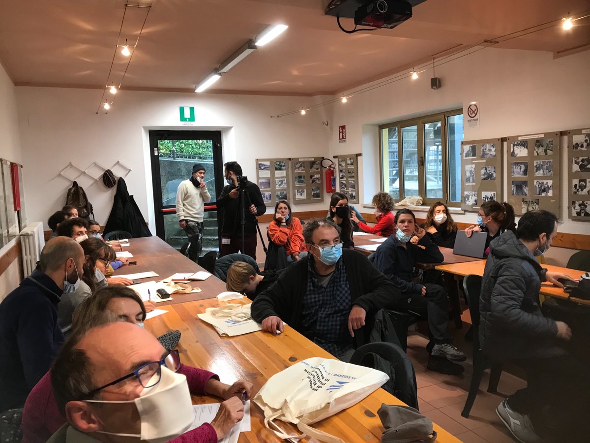 Tre giorni in Appennino, confine tosco-emiliano. Scuola su ecologia politica, aree interne e beni comuni. Tanti giovani, preparati e motivati. Accesso alla terra, alla casa, ai saperi. Comunità per la resilienza trasformativa. 
<a href="/fabriziobarca/">Fabrizio Barca</a> <a href="/LRiabitare/">Riabitare l’Italia</a> @CiviltAppennino