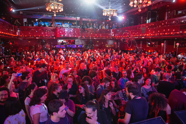 3CatInfo's tweet photo. Prova pilot a l'Apolo: un concert amb 1.000 assistents i sense distància de seguretat https://t.co/PhvkJn7seC https://t.co/l0umExyUWt