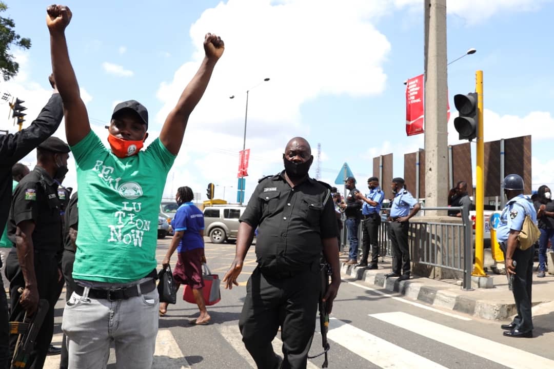 1884photo's tweet photo. October 1st is the 60th anniversary of Nigeria's independence from Britain.
To many Nigerians, it is a 'Happy Independence', but to others, Nigeria is an 'in-dependence' state.
photo: @OsakpolorOmo
#1884collective #RevolutionNow cc: @eyeforgetnot @BensonIbeabuchi @neecnonso https://t.co/IE31WWqsD9