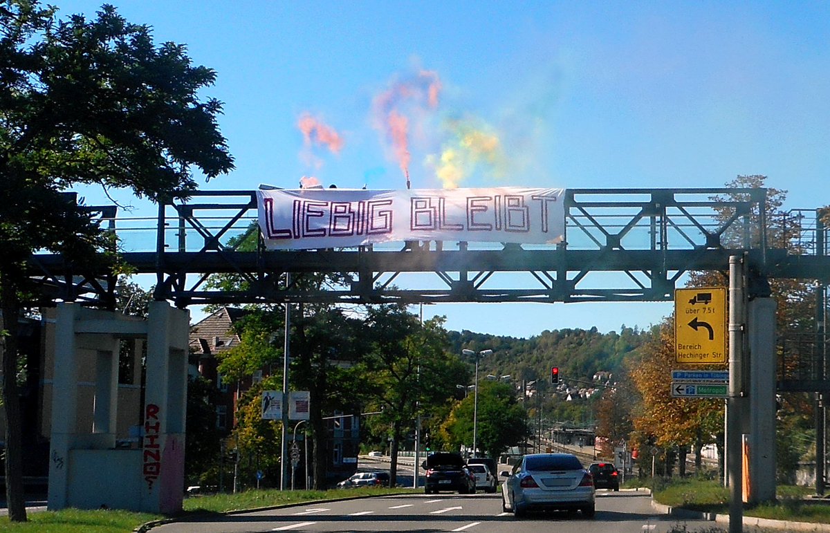 #Liebig34bleibt Bannerdrop über B28 in #Tübingen 

#Wirbleibenalle
Räumung zum Desaster machen!
#Liebig34verteidigen #b0910 @liebig34bleibt