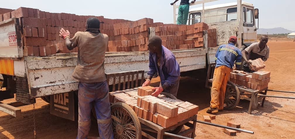 ShirichenaM's tweet photo. It’s #redmarketsunday 😁

We sell common bricks pavers and cement bricks 

Common: $100/1000

Prices exclude loading and transport. 

Call/WA 0719773417

https://t.co/PoqhTTv5XN https://t.co/XNWwEY3RIp