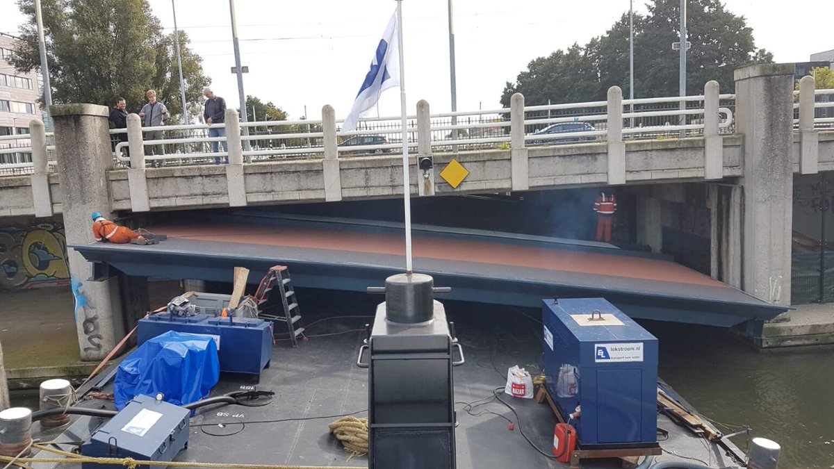 lekstroom's tweet photo. We transporteren de Nelson Mandela brug van Krimpen aan den IJssel naar #Utrecht.

https://t.co/Tt6P5148g8 https://t.co/80bGuvQPg2