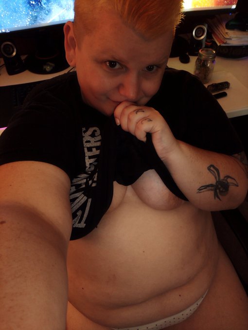 Good spooky morning ☺️🎃😈say it back 👉👈 https://t.co/c9hAd8Ar76