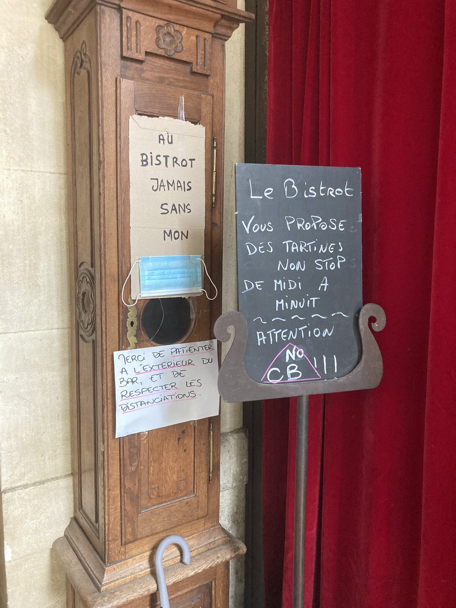 La scène contée dans l’édito est fréquente selon les employés du cinéma. Pendant une pause cigarette, ils m’expliquent que certains clients “refusent de porter le masque pour entrer, d’autres l’enlèvent dans la salle. Alors ça fait fuir ceux qui ont peur du covid.”  – bei  Bar Utopia