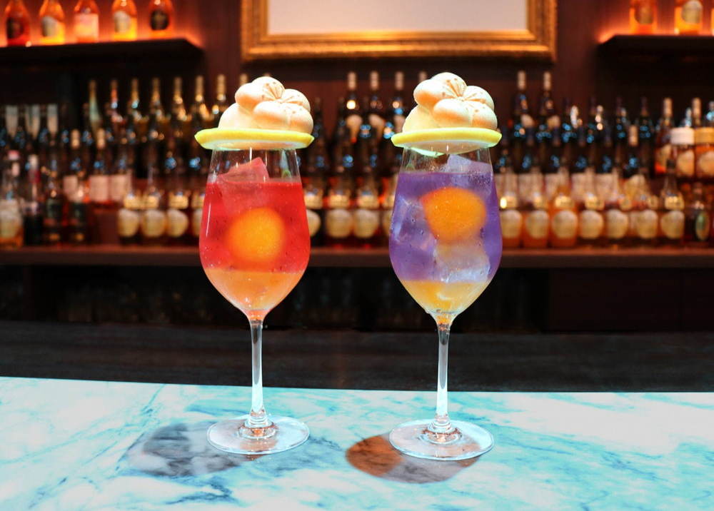 fashionpressnet's tweet photo. 「ザ チョーヤ 銀座BAR」“秋の夜長＆夕陽”を表現した梅酒クリームソーダ、フローズン完熟梅を月に - https://t.co/fgXfsmRlgm https://t.co/2riUCLDwgm