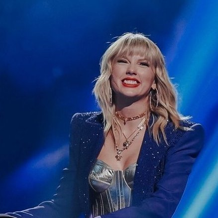 naliajoy's tweet photo. hora de votar nessa mulher que me enche de orgulho a cada dia e que não merece metade do hate que recebe. te amo tay. 

I vote #TaylorSwift  for #TheFemaleArtist #PCAs 
@taylorswift13 https://t.co/B1pqpZ3TTq