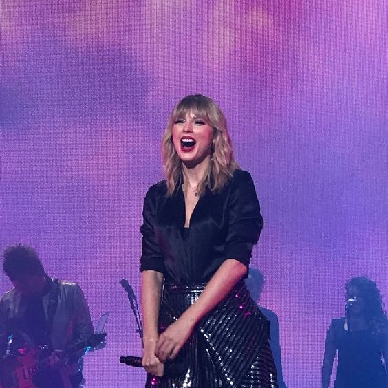 naliajoy's tweet photo. hora de votar nessa mulher que me enche de orgulho a cada dia e que não merece metade do hate que recebe. te amo tay. 

I vote #TaylorSwift  for #TheFemaleArtist #PCAs 
@taylorswift13 https://t.co/B1pqpZ3TTq