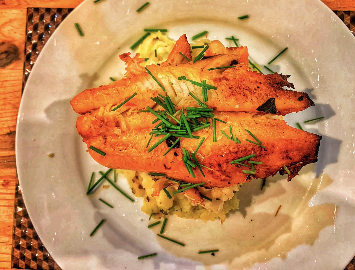 !  Fresh fish from  Ed <a href="/somethingfishy/">chip barber</a> in ards market square 🧜‍♂️fresh whiting and smoked haddock pan fried in dulse butter on a bed of smoked cheese, chives and dulse creamy mash 🧜‍♂️
Ingredients 
Dulse butter
Smoked applewood cheese 
Chives from the garden 
Dulse 🧜‍♂️
Absolutely 💕