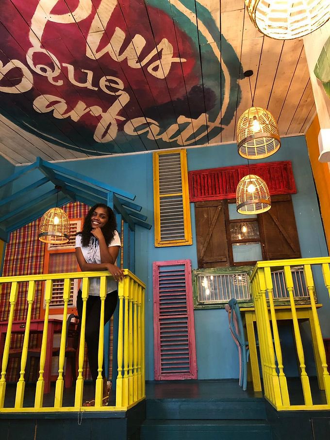 Céline Dorion, 25 ans, a ouvert son restaurant « PLUS QUE PARFAIT ! » , rue Blénac à Fort-de-France. 

Après 6 ans à parcourir le monde pour ses études et le travail, elle a décidé de rentrer au pays et d'entreprendre !

Son portait ici : urlz.fr/dWSQ