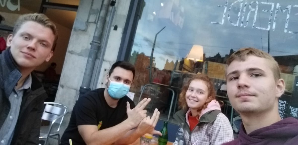 5 courageux-ses #bénévoles se sont retrouvé.e.s à la <a href="/CitadelBesancon/">Citadelle Besançon</a> pour un super we. Badigeon, enduits teintés, rejointoiements et finitions de pavage. Samedi soir, une bonne pizza s'imposait. Merci à Florian, Nathan, Paloma et Romain (sans oublier Kangouflette !) #asso