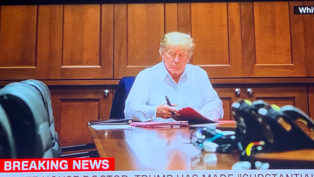 IDLIVA's tweet photo. *Breaking News* The #SuperSpreaderInChief is faking like he’s working!👇🏾😂🤣😂
#KingOfTheProps #KingOfStagedPhotos #Staged #FakeWorker #VoteBlueToEndThisNightmare https://t.co/lTHUxNa4kp