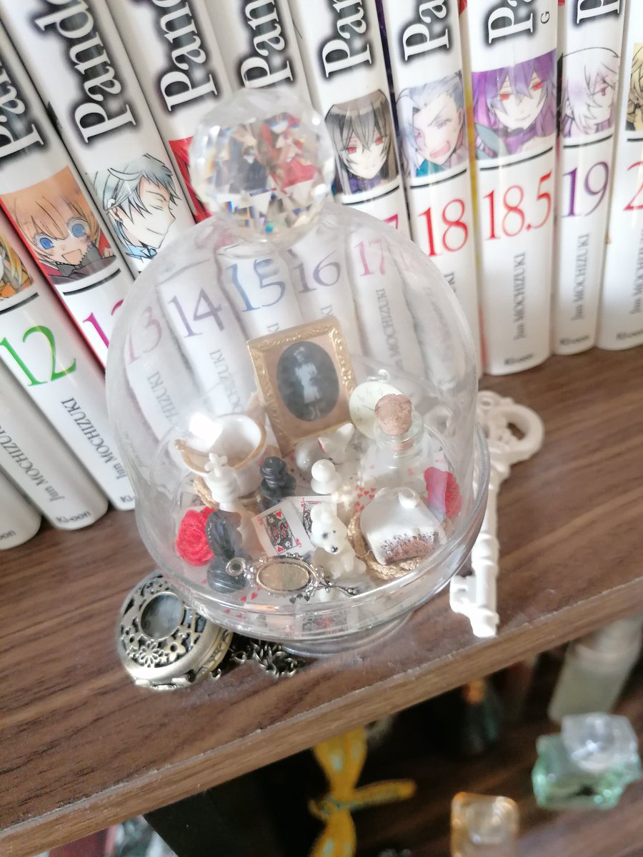 par contre jugez pas la poussière j'ai pas eu le temps de nettoyerplein d'objets anciens, mes petites boutures et mes objets de Pandora Hearts<33la petite cloche avec les trucs d'alice au pays des merveilles j'ai fait moi mm jlm trop