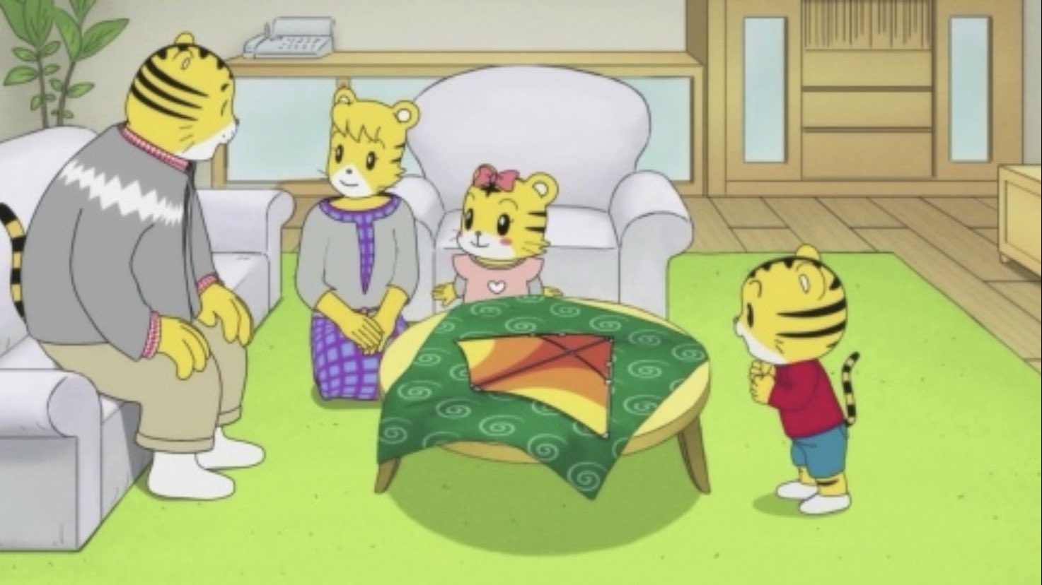 Zapa しまじろうのママが炎上してると聞いて こんなのにイチャモンつけるのは頭おかしいが たしかになんでママ だけ床に座ってるのだろうと疑問に思い 他のシーンも探してみた これ 子どもたちの手の届くところに というママの優しさなんじゃないかな